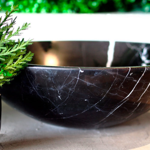 Baño en color negro con cubierta de mármol