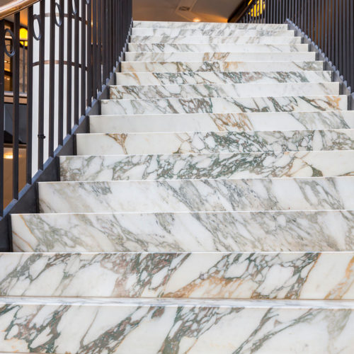 Escaleras de mármol elegantes para interior