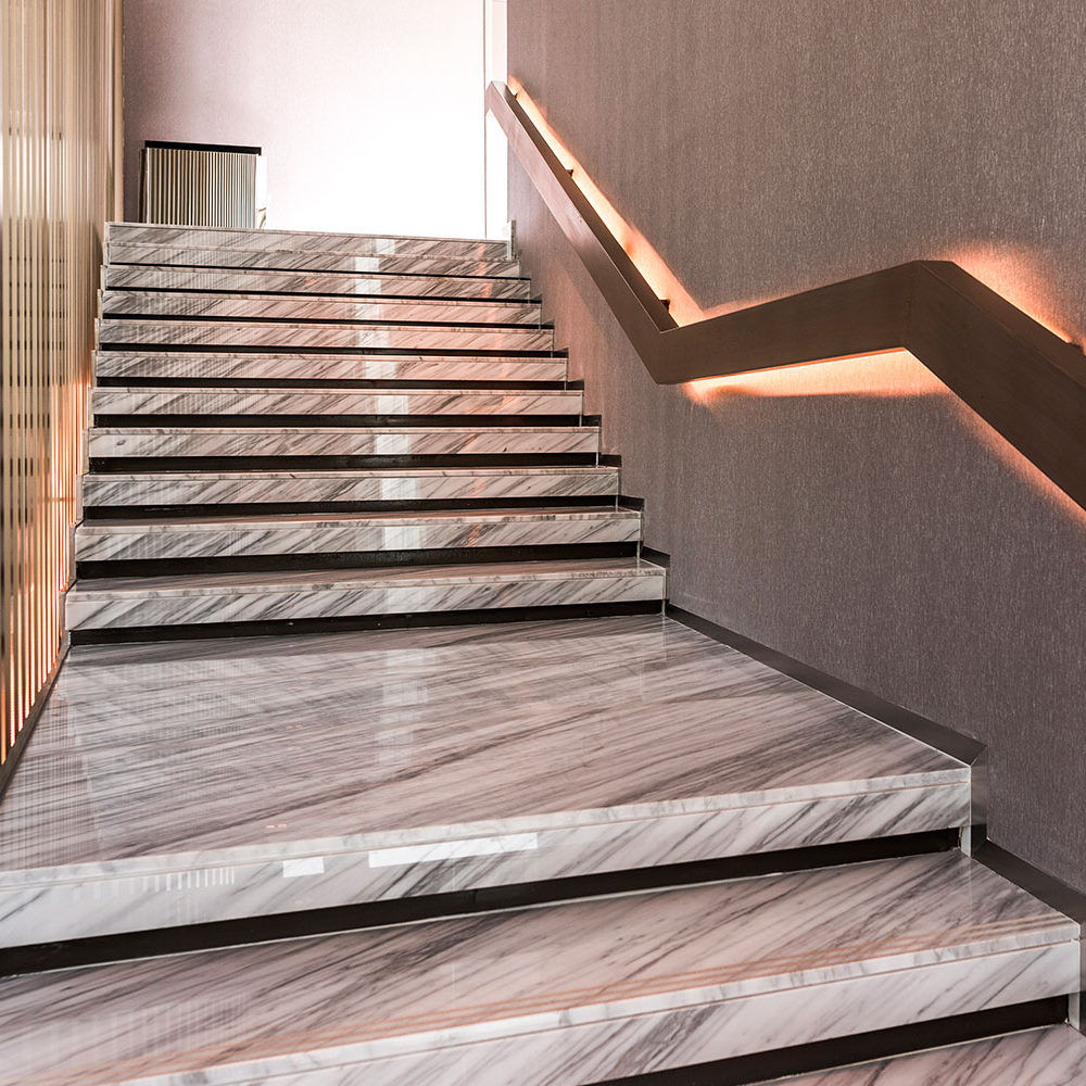 Escaleras de mármol con apariencia moderna y con descanso