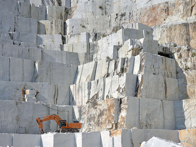 ladera de montaña de mármol y maquinaria de construcción