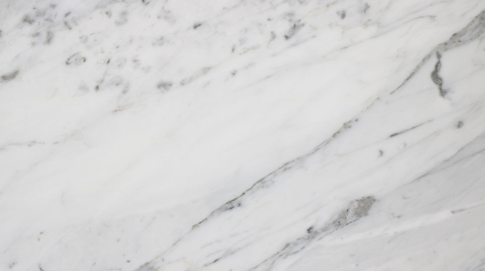 Acercamiento al mármol blanco Carrara con acabado de pulido brillado