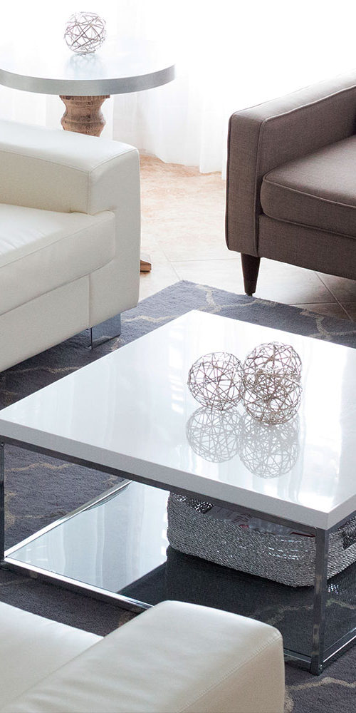 Mesa de mármol; mueble de color blanco cuadrado en una sala