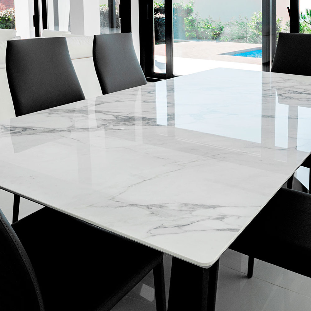 Mesa de mármol; mueble blanco con sillas negras