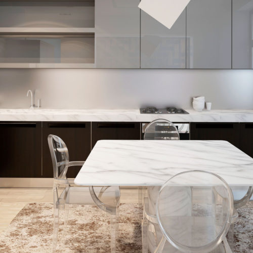 Mesa de mármol; mueble blanco que combina con las barras de la cocina