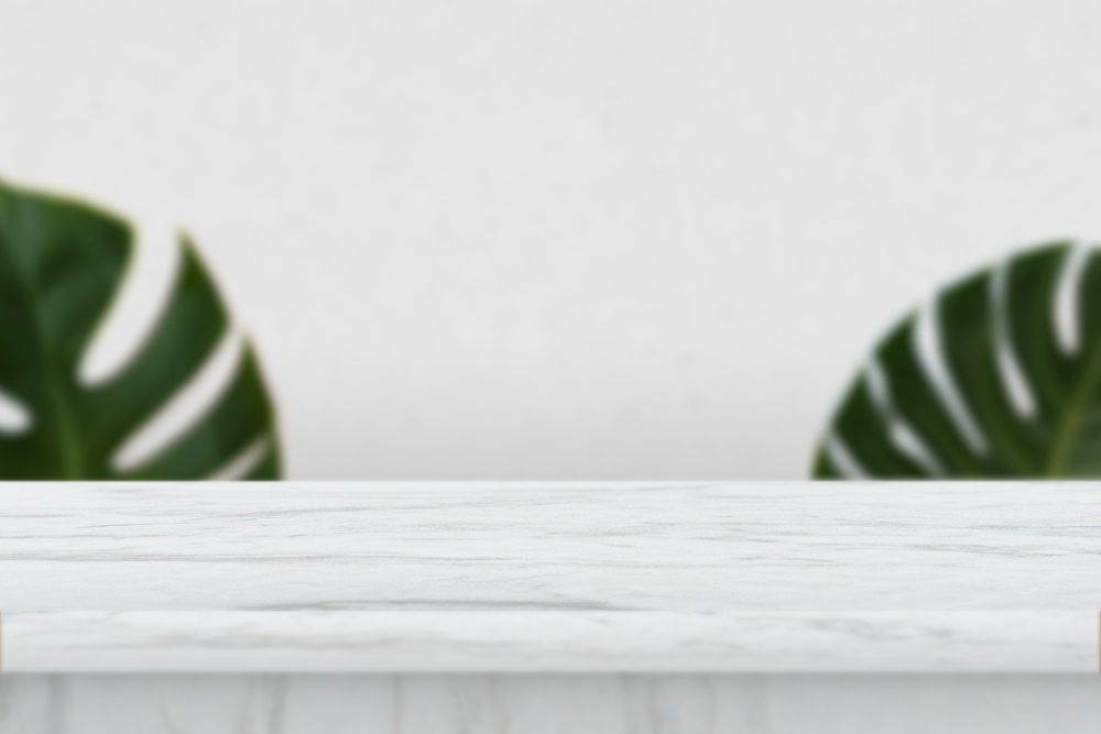 Mesa de Mármol comedor color blanco con plantas en segundo plano