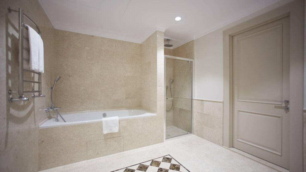 Mampara, cuarto de baño de estilo moderno con mamparas de piedra y vidrio