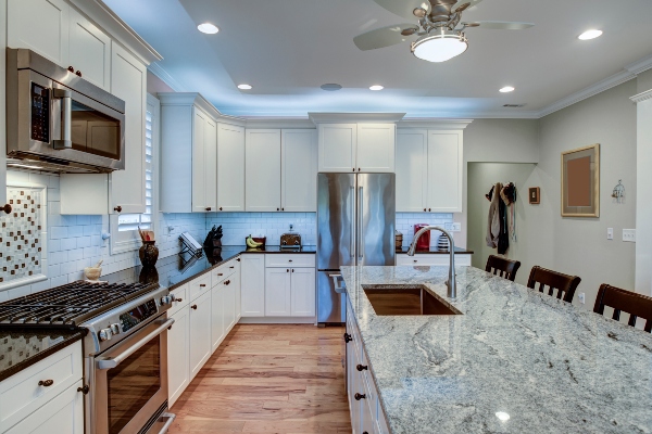 Cubiertas de granito, diseño interior de una cocina con el uso de este material que se caracteriza por la variedad de colores.