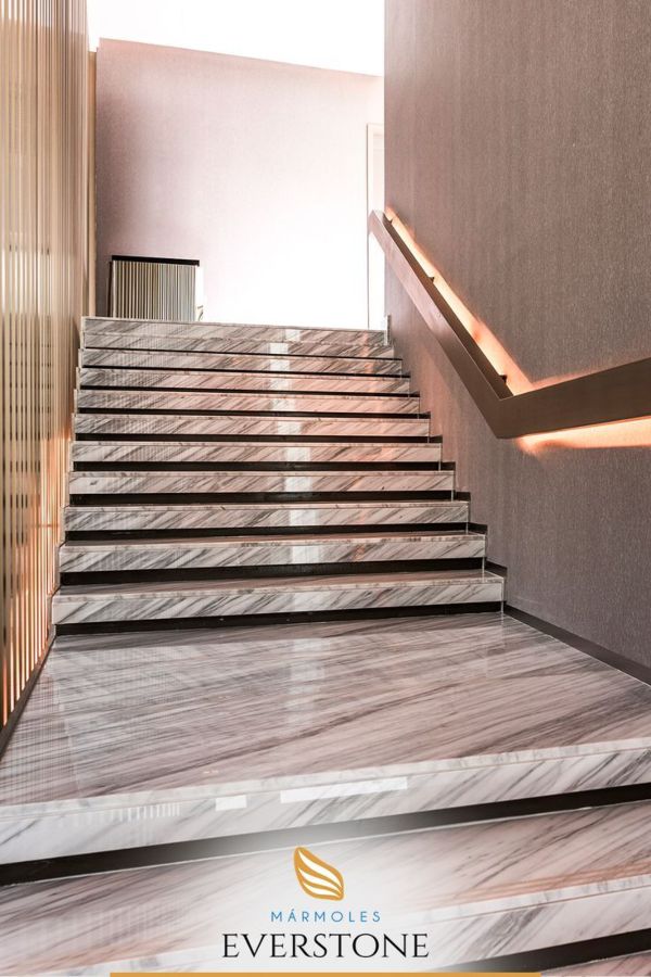 Escaleras de mármol, fotografía donde se muestra el diseño utilizado para las escaleras de un hotel.