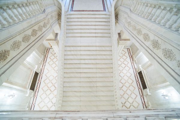Escaleras de mármol, fotografía de unas escaleras minimalistas hechas con este material de alta calidad.