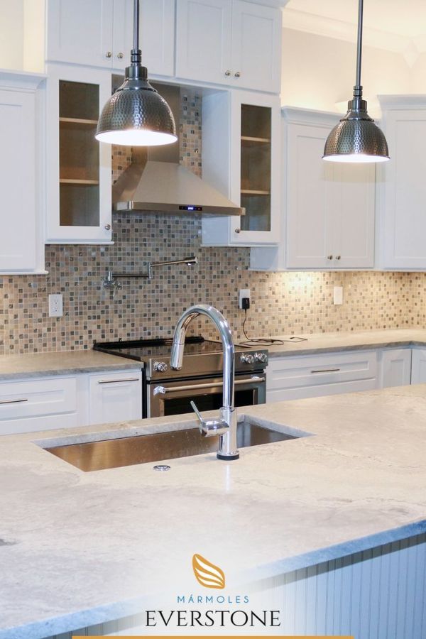 Mármol cocina, muestra de una cocina donde se combinan colores y materiales para una mejor composición.