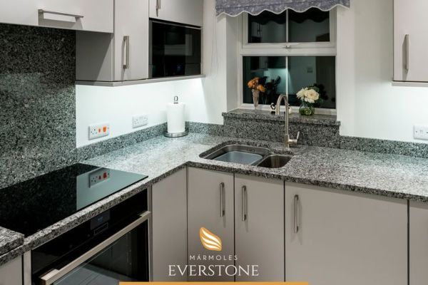 Mármol cocina, fotografía de una habitación donde los electrodomésticos se combinan con los materiales
utilizados en la decoración.