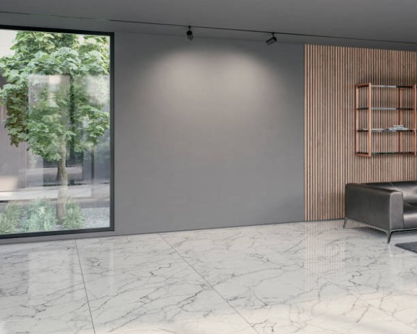 Pisos de mármol para sala; un espacio de pared gris con el material