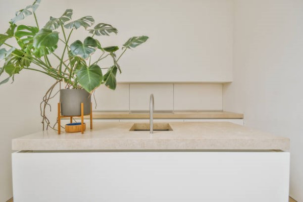 Interiorismo sostenible; encimera de cuarzo blanco instalada en una cocina