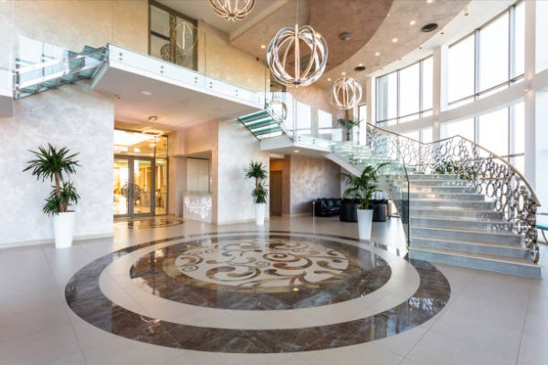 Ecosostenibilidad; lobby de un hotel con acabado en mármol
