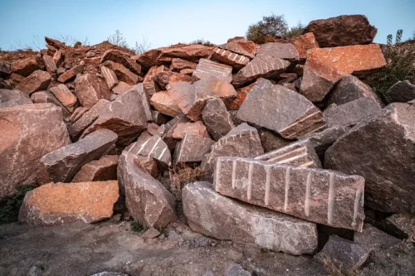 Materiales pétreos cerca de una antigua cantera inundada